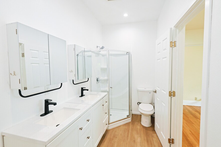 Building Photo - 1452 W 29th St