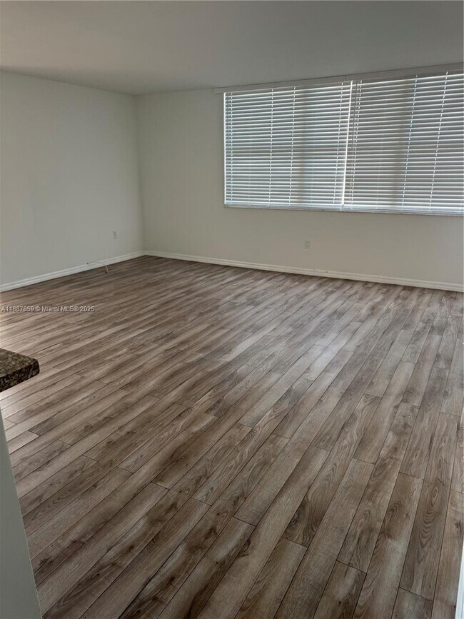 Building Photo - 1301 NE Miami Gardens Dr