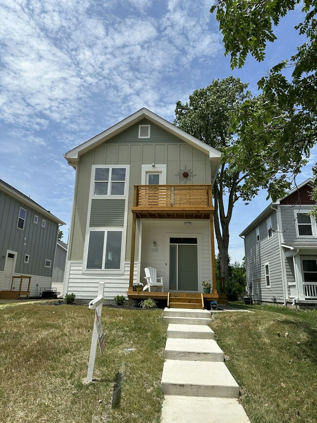 Primary Photo - 2028 Columbia Ave