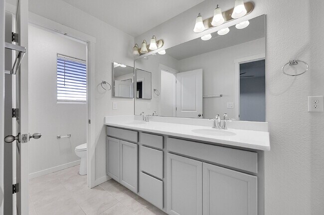 Building Photo - $2,550 - 3 Bed, 2.5 Bath Home in Colorado ...