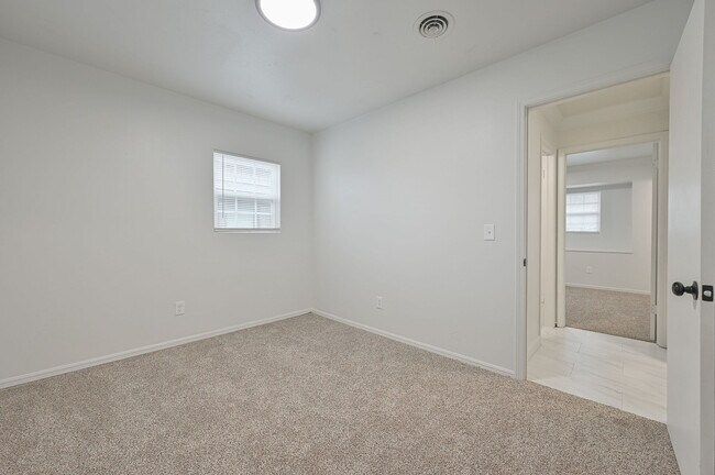 Building Photo - 3133 Delmar Rd