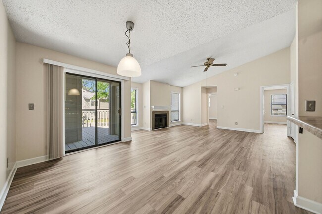 Building Photo - 2 Bedroom Condo in Deerwood Knoll