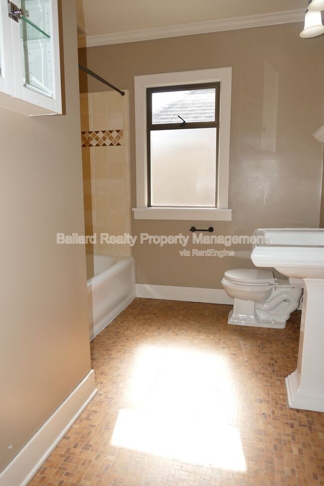 Building Photo - 3246 Conkling Pl W