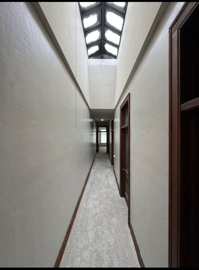 Building Photo - 1 bedroom/ 1 bath Upstairs Apartment