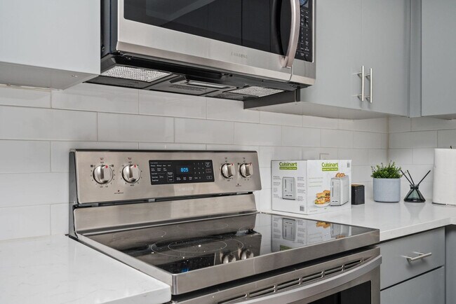 Building Photo - 542 Boulevard NE