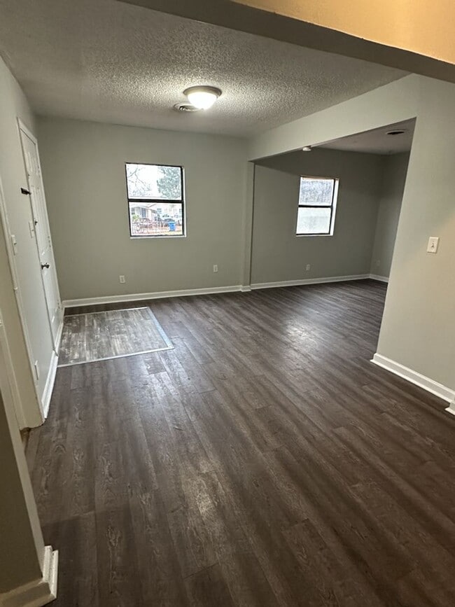 Building Photo - Newly Available! 2 Bedroom 1 Bathroom!