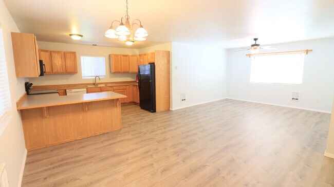 Building Photo - Recently updated 2/1.5 townhome next to th...