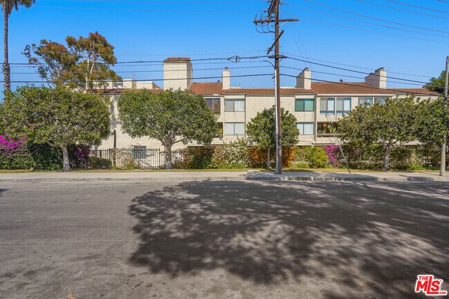 Building Photo - 1900 Vine St