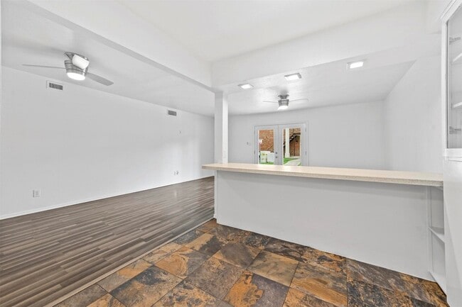 Building Photo - 4002 Ridglea Country Club Dr