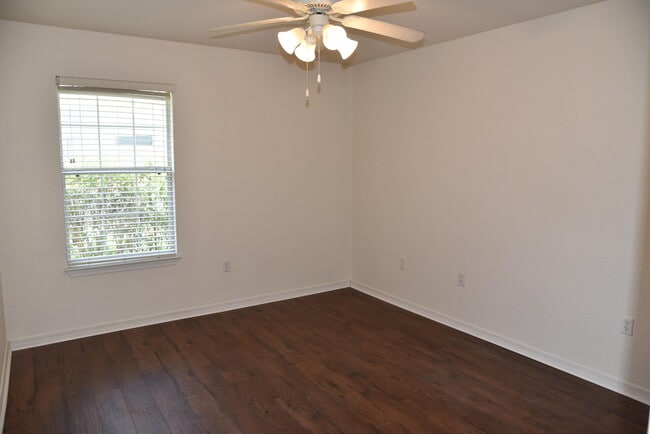 Building Photo - 224 Talquin Cove