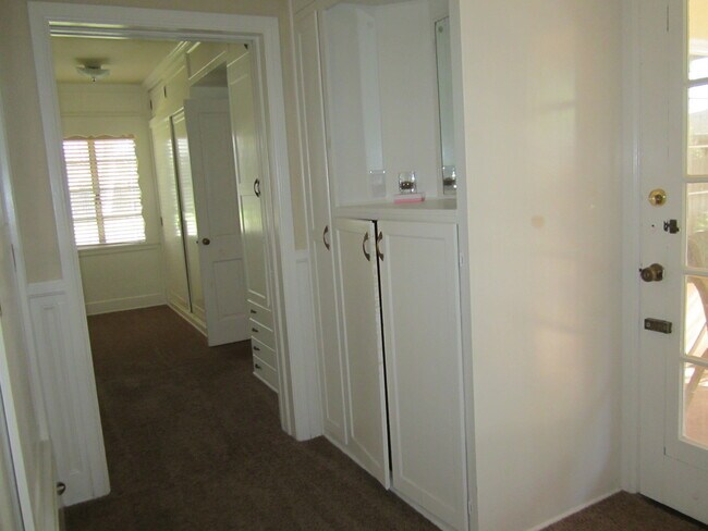 Building Photo - Classic Home Near Golf Course