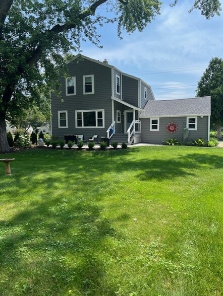 Building Photo - 402 E Calumet Rd