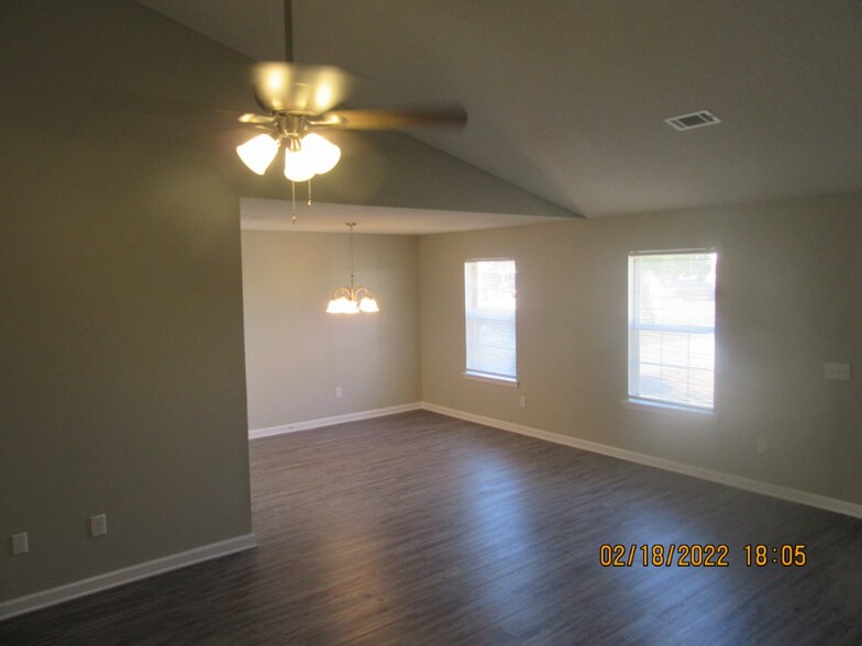 Building Photo - 862 Lyndsi Ln