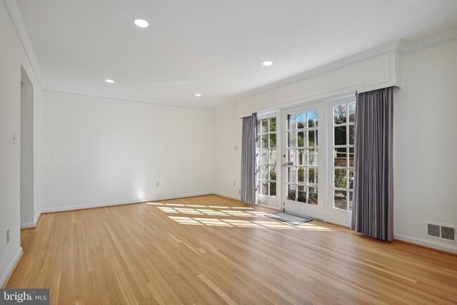 Building Photo - 6815 Melrose Dr