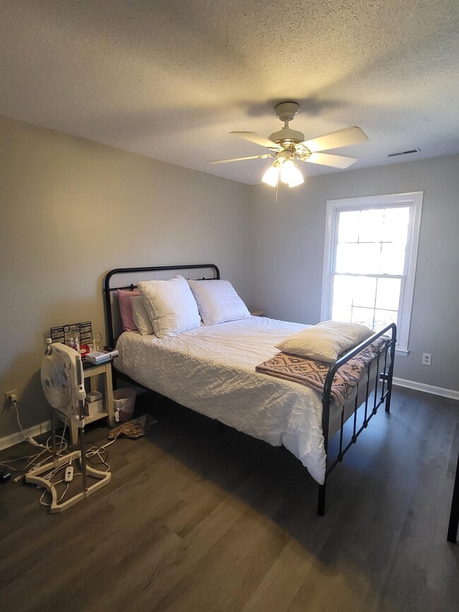 Building Photo - 114 King George Ct