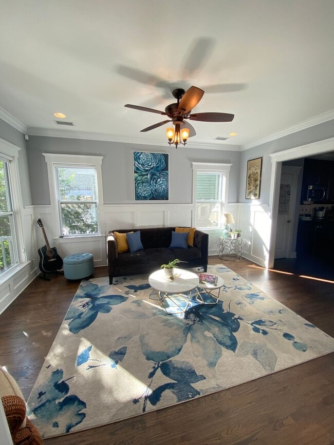 Building Photo - Beautiful Downtown home