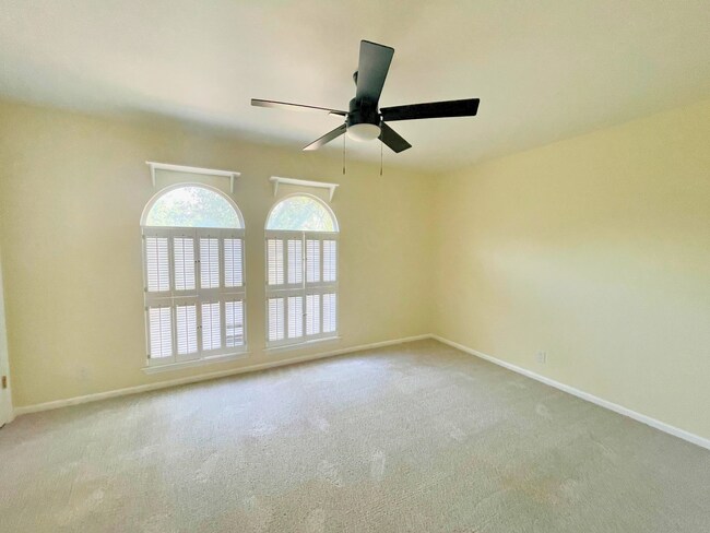 Building Photo - 5868 Royal Rdg Dr