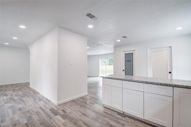 Building Photo - 550 Roanoke Dr