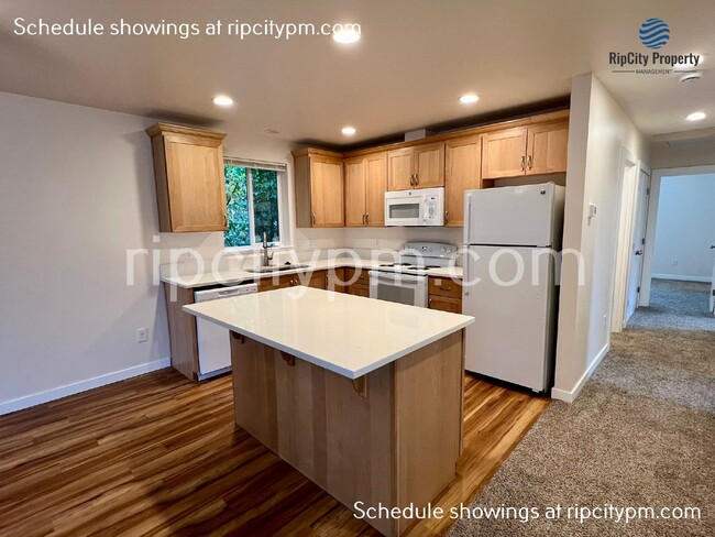 Building Photo - Free Rent! Remodeled 3-Bedroom, 2-Bath Top...