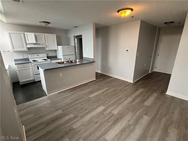 Building Photo - 59 Lincoln Way E