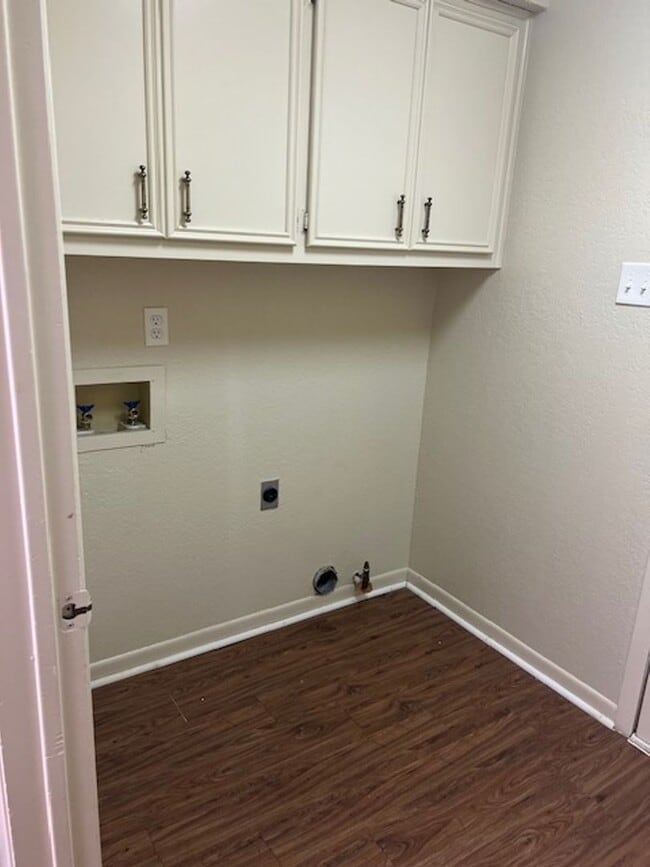 Building Photo - 1006