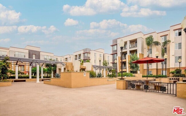 Building Photo - 360 W Ave 26