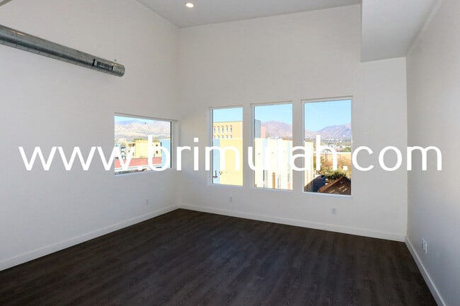 Building Photo - 945 S Washington St