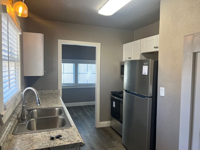 Building Photo - Updated One Bedroom Cottage With Private Yard
