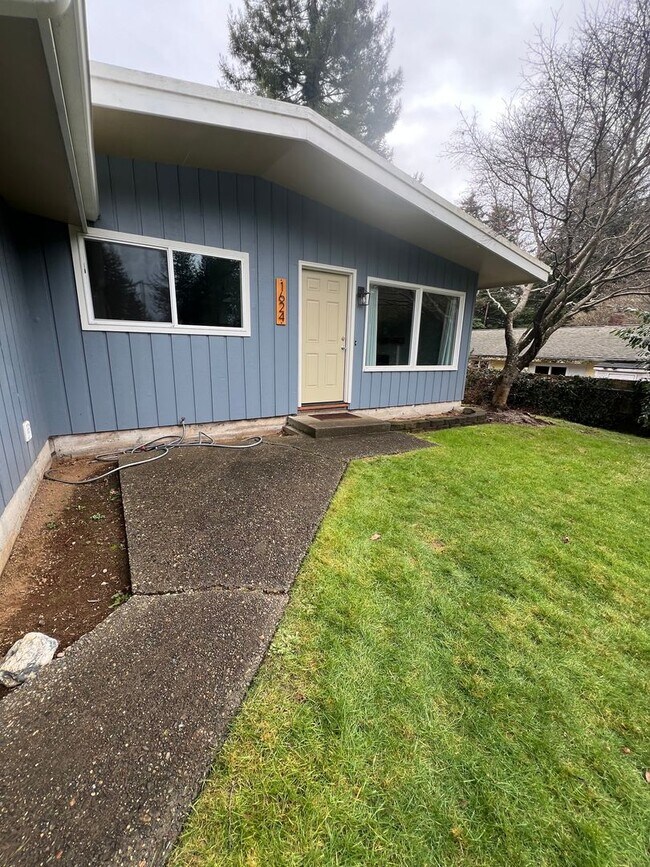 Building Photo - Updated 3 Bedroom & 1 Bath located on dead end street!