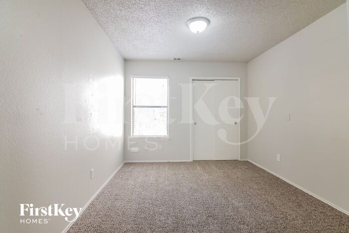 Building Photo - 2216 Turf Club Dr
