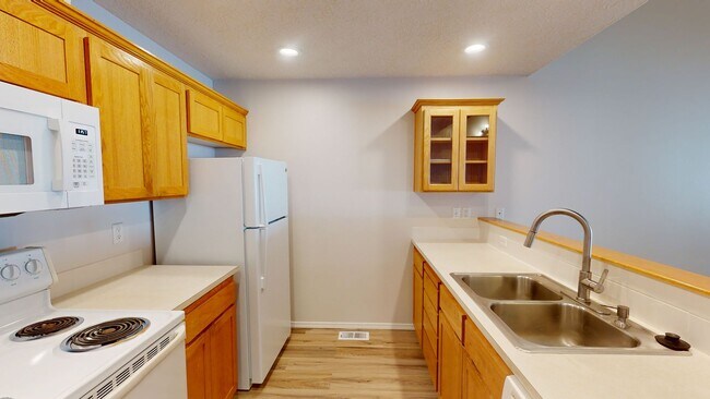 Building Photo - Single Level Family Friendly Home in Sandy. Fenced Backyard Pets Welcome