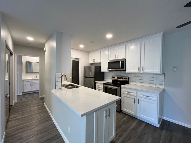 Interior Photo - 1635 North Martel Avenue