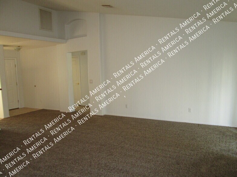 Building Photo - 144 S Mulberry St