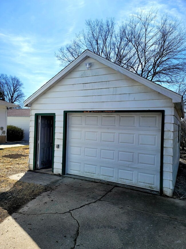 Building Photo - Charming 4 Bedroom on the North Side of Ma...