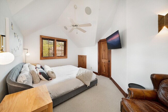 Building Photo - 100 Aspen Ridge Dr