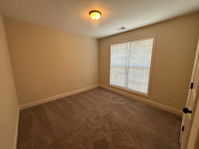 Building Photo - 587 Embassy Walk