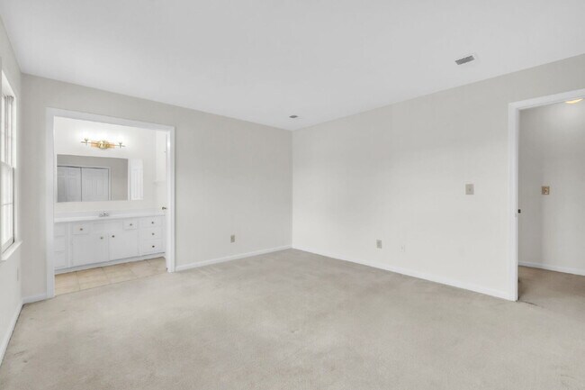 Building Photo - Stylish 3BR / 2.5BA Condo in Wedgewood Townes