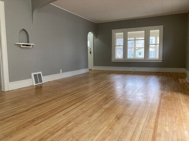 Building Photo - Charming 4 Bedroom 1 Bathroom Home in St.Cloud!