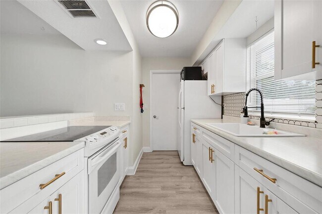 Building Photo - 5120 Brookmeade Dr