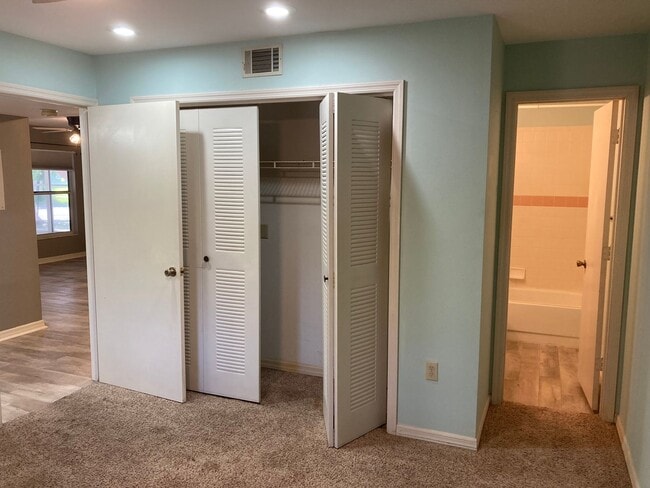 Building Photo - 2 bedroom, 2 bath ground level condo with ...