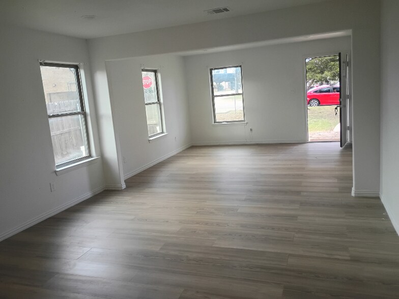 Building Photo - 5739 Donnelly Ave