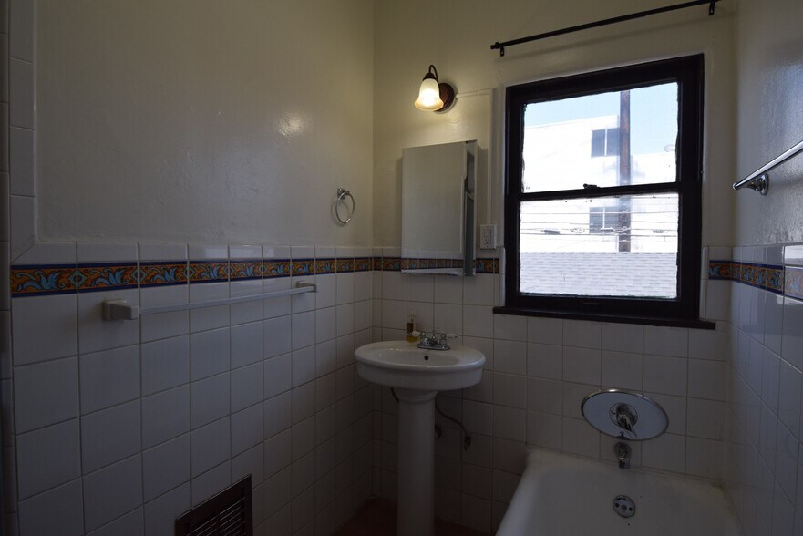 Building Photo - 1417 S Crescent Heights Blvd