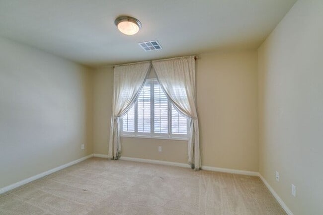 Building Photo - Bright & Spacious 5-Bedroom Home with 3-Car Garage in 89141