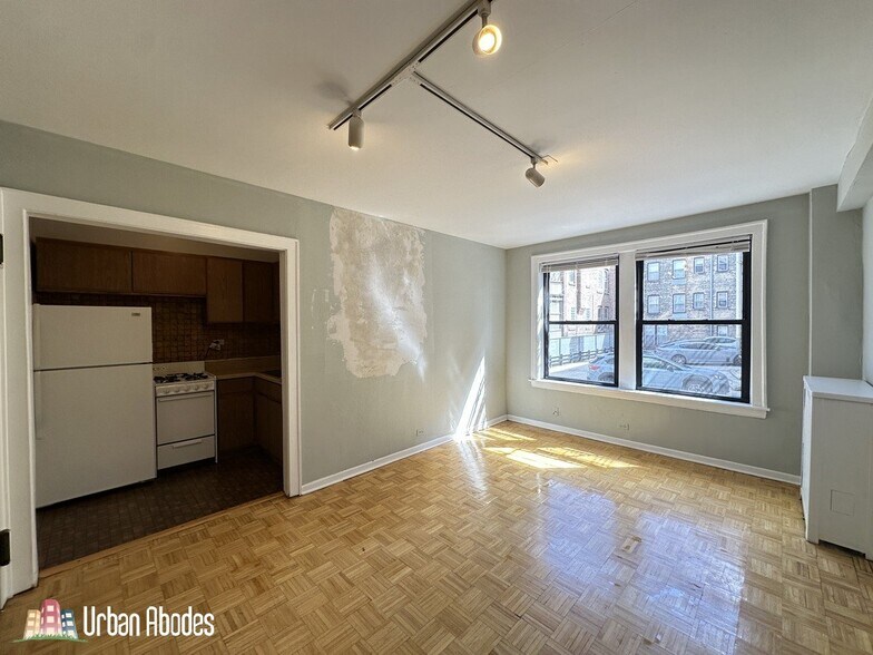 Building Photo - 727 W Belmont Ave