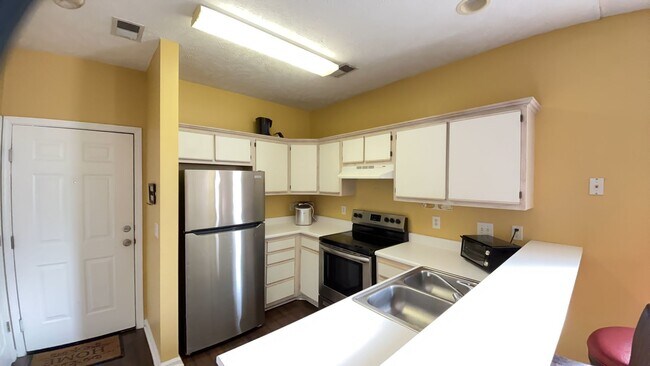 Building Photo - Special/REDUCED! First month free! Updated 2 bedroom/2 bath condo in River Oaks
