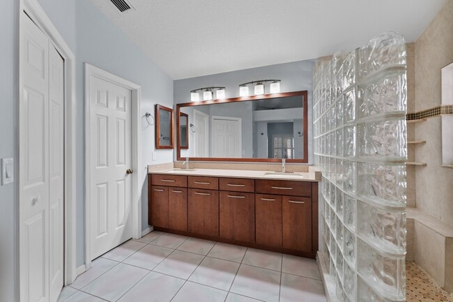 Building Photo - Absolutely stunning executive (LARGE) 3 BR / 2 BA / 2 Car Garage home in the highly sought after ...