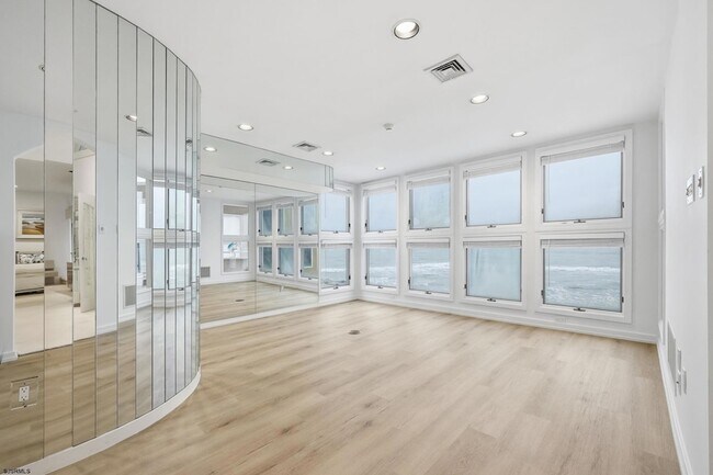 Building Photo - 119 S 11th Ave