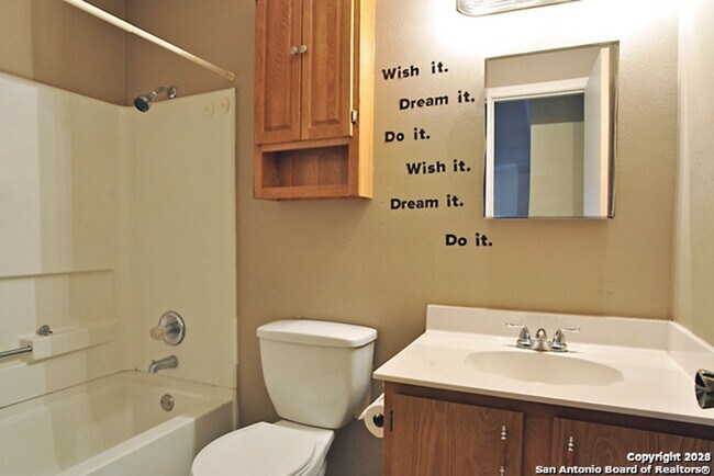 Building Photo - 4 Bed 2 Bath home in Hunters Chase Subdivision