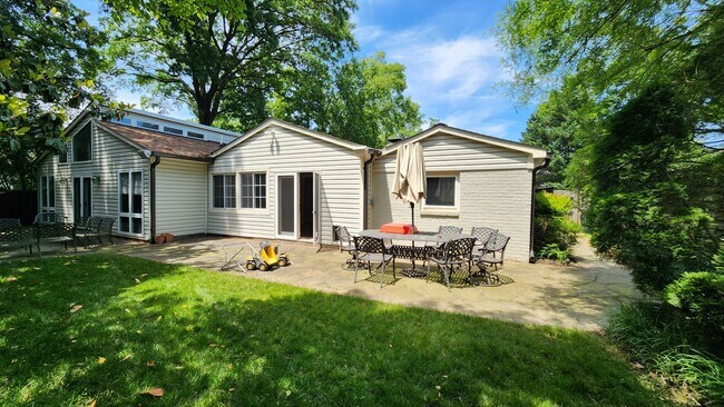 Building Photo - Rare Opportunity In Belle Haven Neighborhood - Yard Work Included in Rent