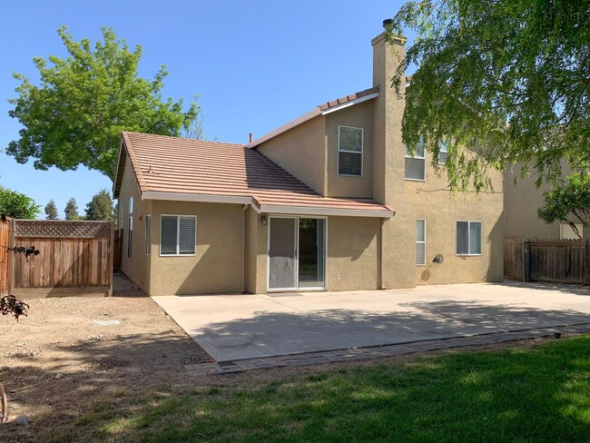 Building Photo - 4 Bedroom Home in Hollister with Huge Backyard!